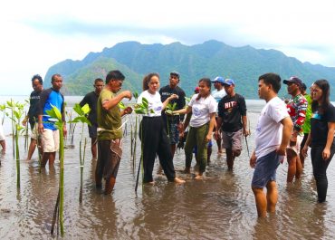 Scaling Up Citizen-Led Marine Conservation: The Role of Peer Educators