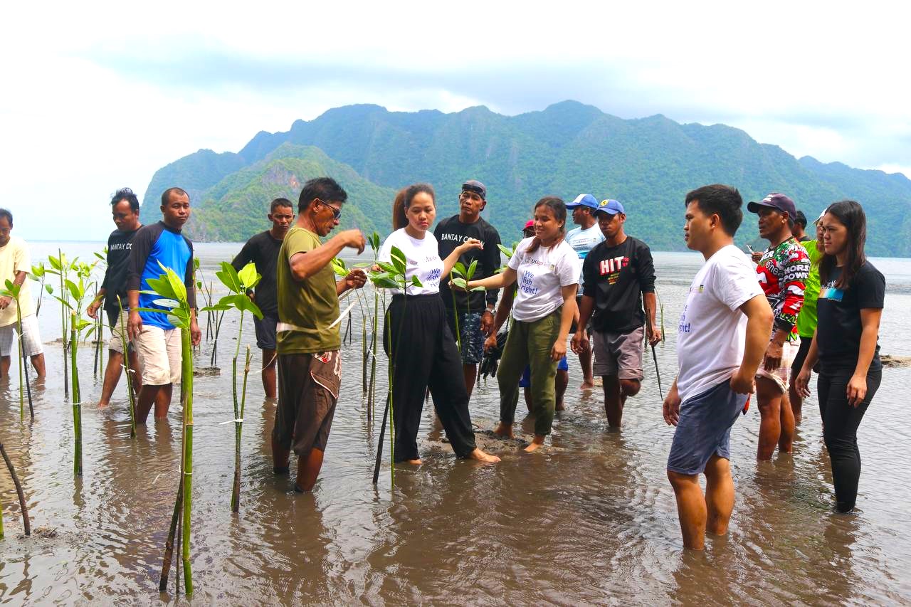 Scaling Up Citizen-Led Marine Conservation: The Role of Peer Educators